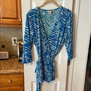 Banana Republic Blue & White Patterned Wrap Top. Easy Care. NWOT.